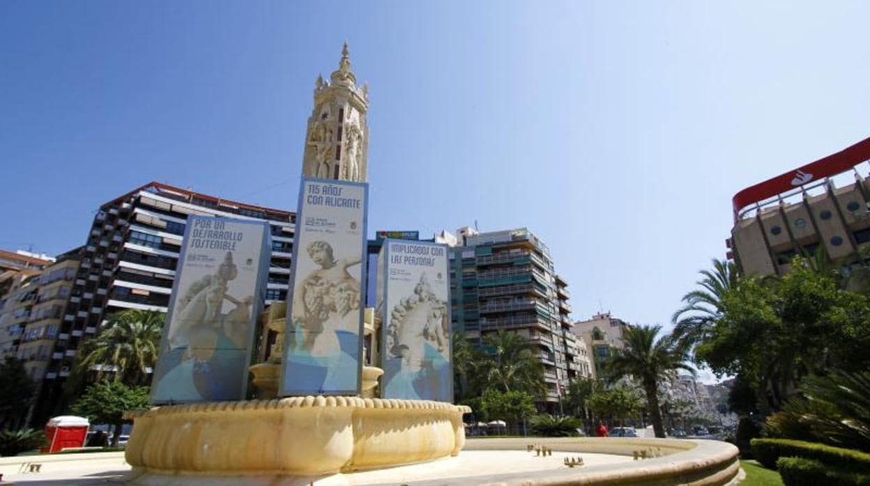 Espacio central de la plaza de los Luceros de Alicante