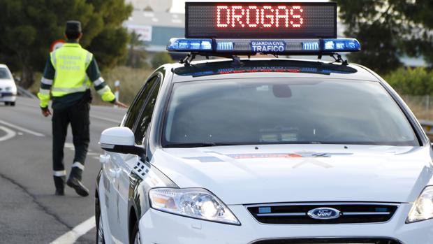 Un traficante, cazado por llevar la droga en un coche con la ITV caducada