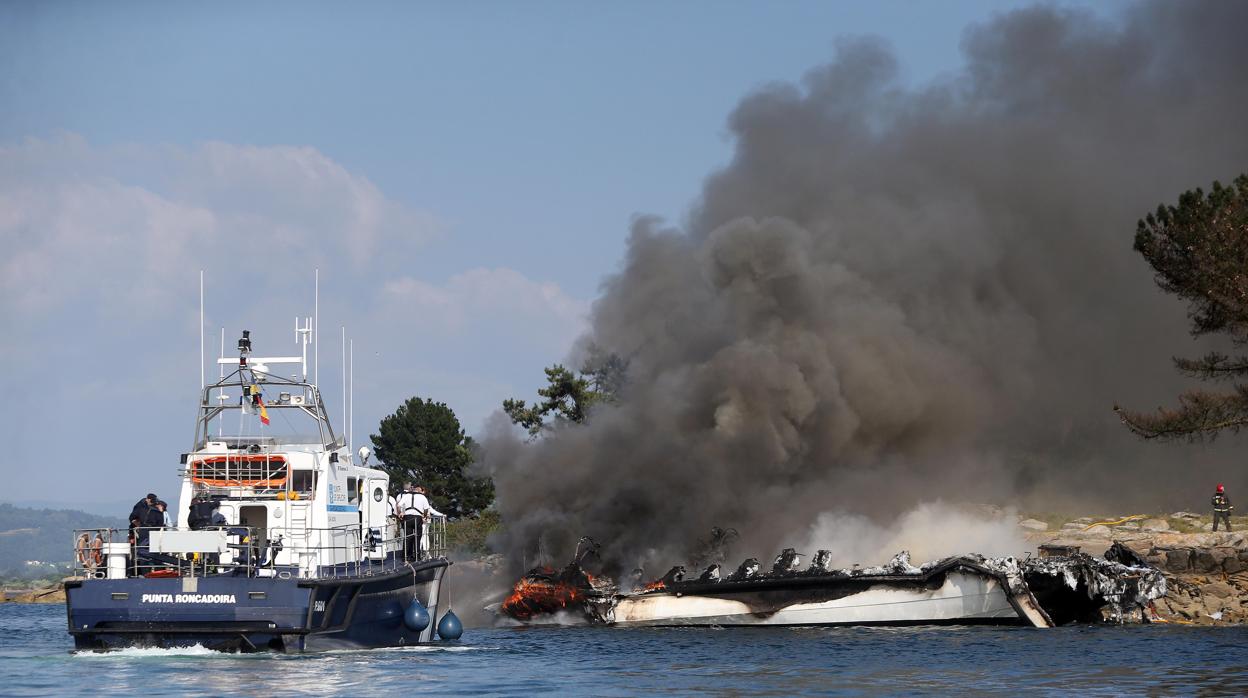 El «Boramar», todavía humeante, tras el incendio del 24 de julio