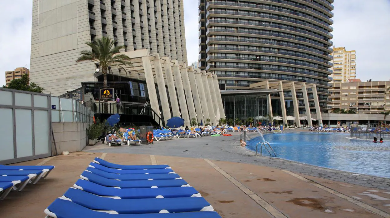 Imagen de la piscina de un hotel de Benidorm