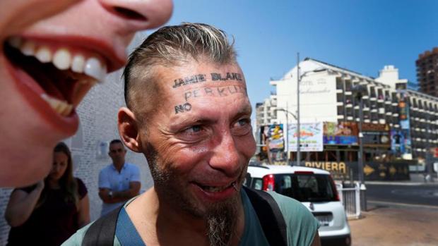 El indigente tatuado en la frente: «Cuando estás en la calle, cien euros es como la lotería»