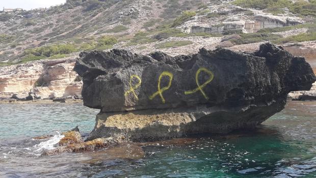 Denuncian que han sido pintados tres lazos amarillos en una zona costera protegida de Mallorca