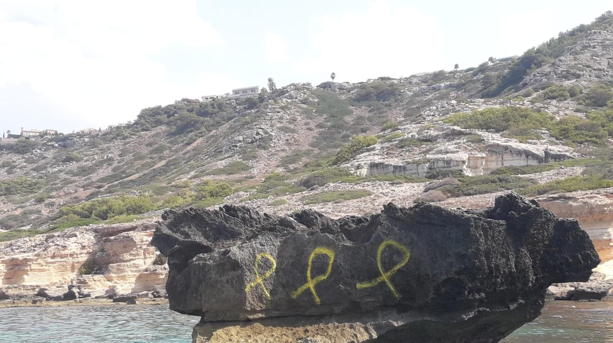 Denuncian que han sido pintados tres lazos amarillos en una zona costera protegida de Mallorca