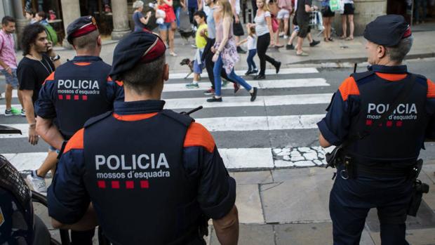 Abren una investigación para identificar a los manteros que agredieron a un turista en Barcelona