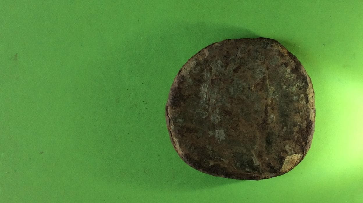 Una de las monedas romanas encontradas en el yacimiento