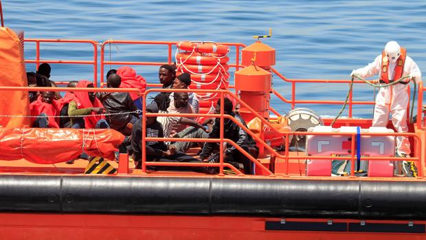 Rescatan a 83 personas a bordo de pateras en el mar de Alborán