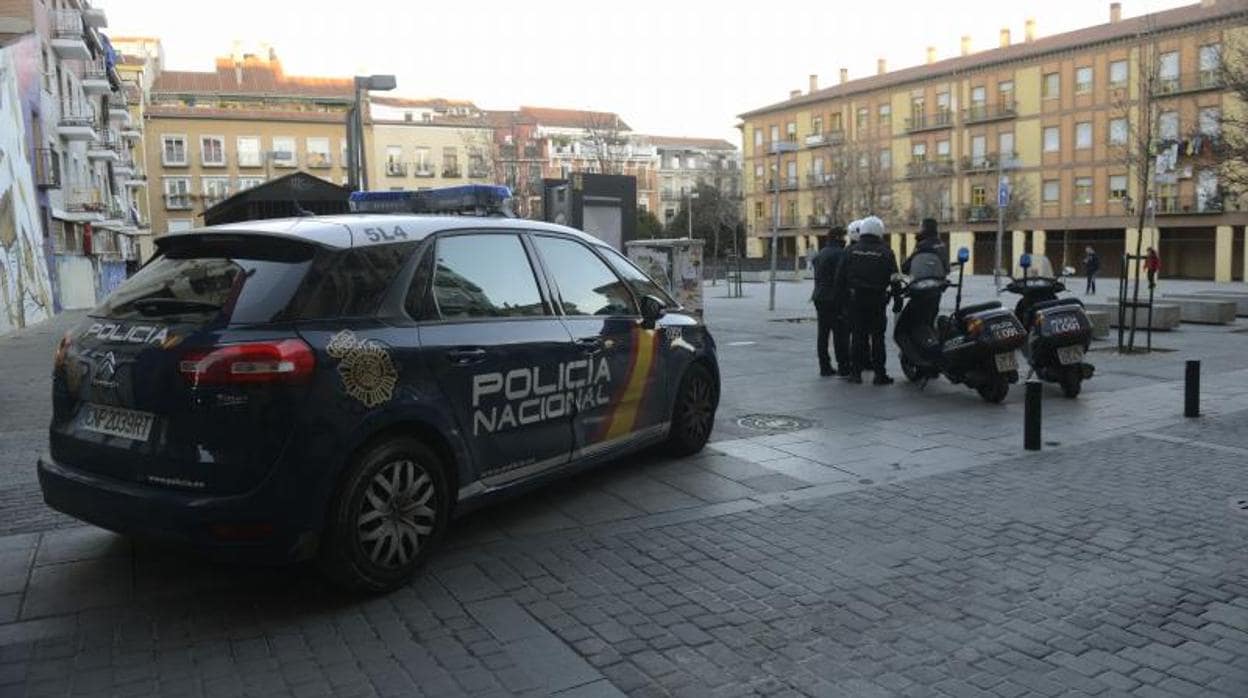 El coche de la Policía Nacional patrullando las calles del centro