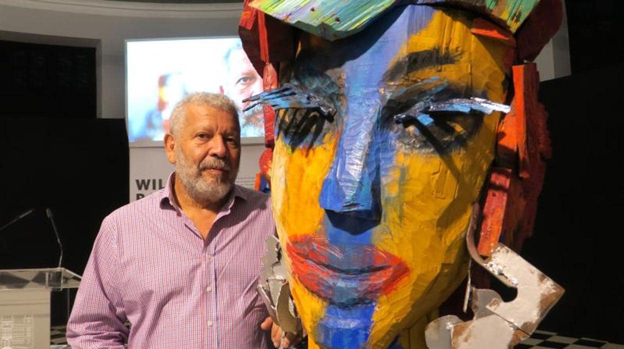 Willy Ramos junto a una de sus esculturas en la exposición del Palacio Provincial de Alicante