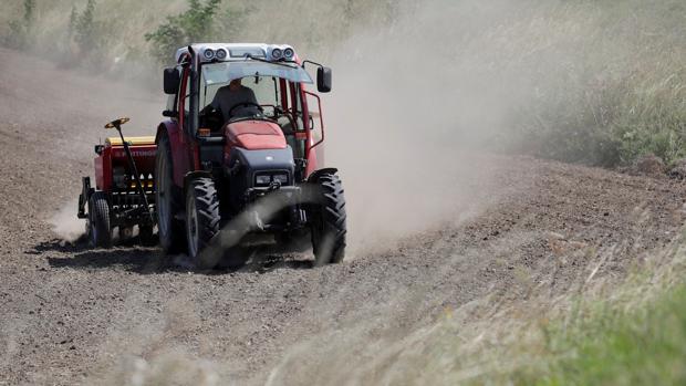 Un menor de 10 años fallece al caer de la cabina de un tractor en Lérida