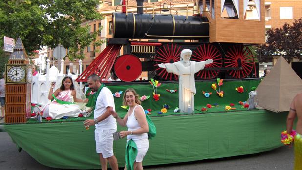 La peña «Ausentes» ganó el desfile de carrozas en Villacañas
