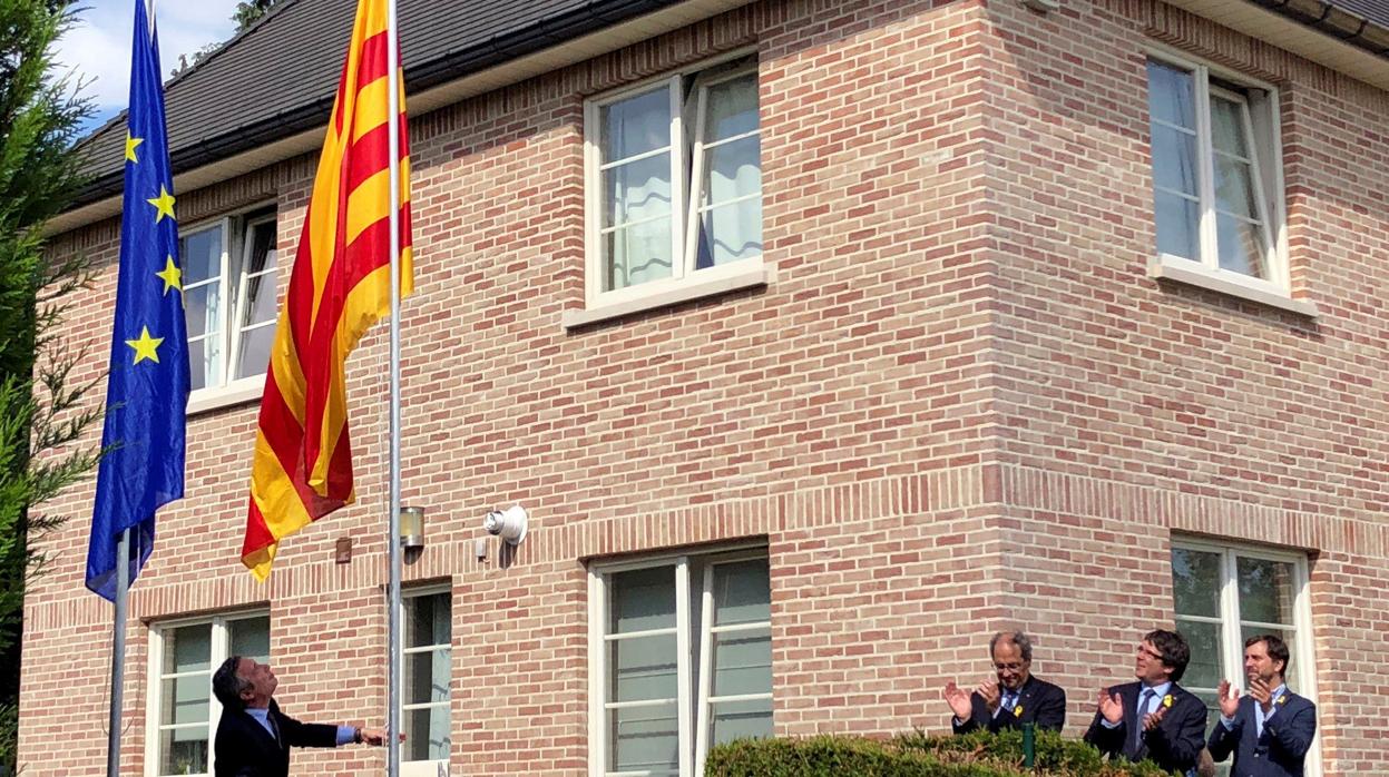 Carles Puigdemont, Quim Torra y Toni Comín aplauden frente a la vivienda que Puigdemont tiene alquilada en Waterloo