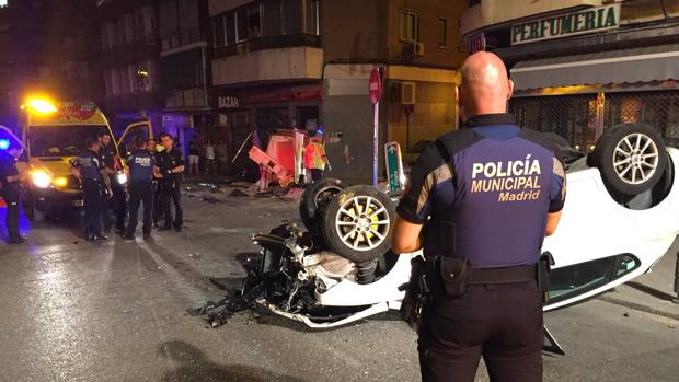 Un quiosco de la ONCE arrancado y una mano «catastrófica»: así fue el brutal accidente de Vallecas