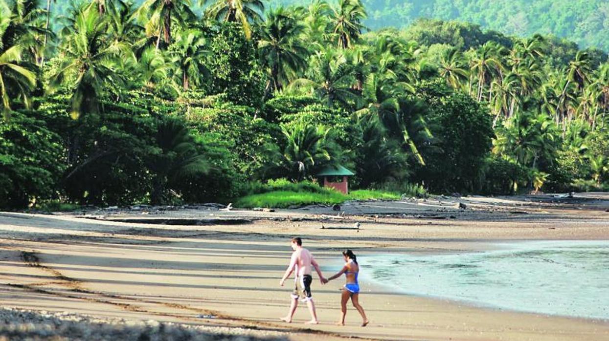Una pareja pasea por una playa en Costa Rica