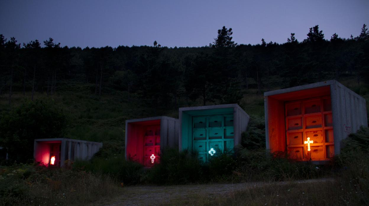 Las cruces iluminaron este sábado los nichos desocupados en Fisterra