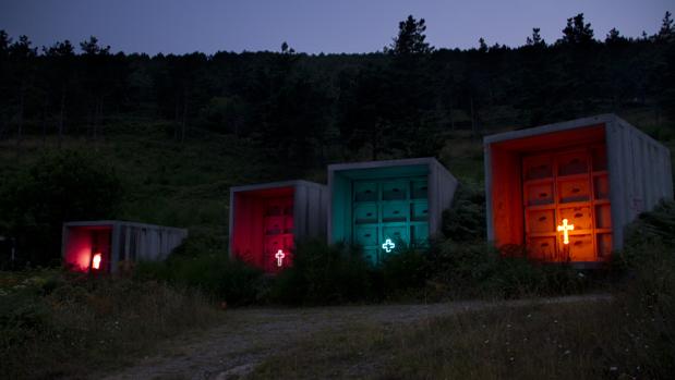 Cruces de neón para un camposanto vacío