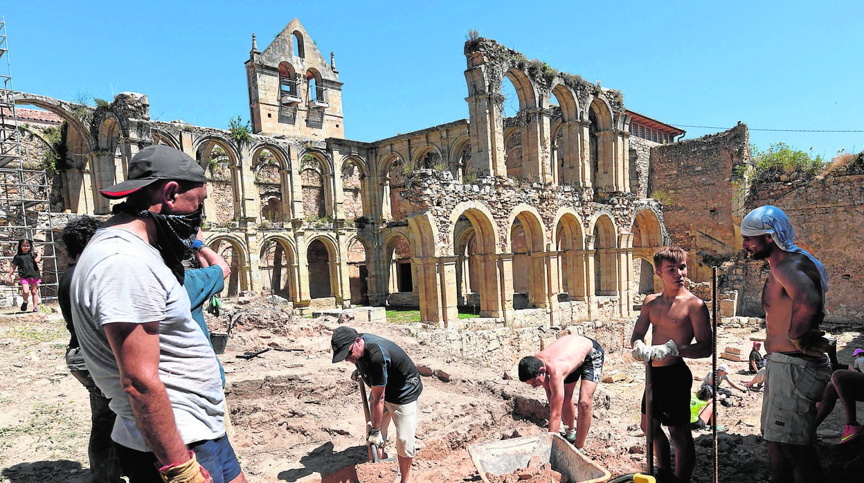 Los voluntarios trabajan en la restauración del monasterio de Río Seco (Burgos)