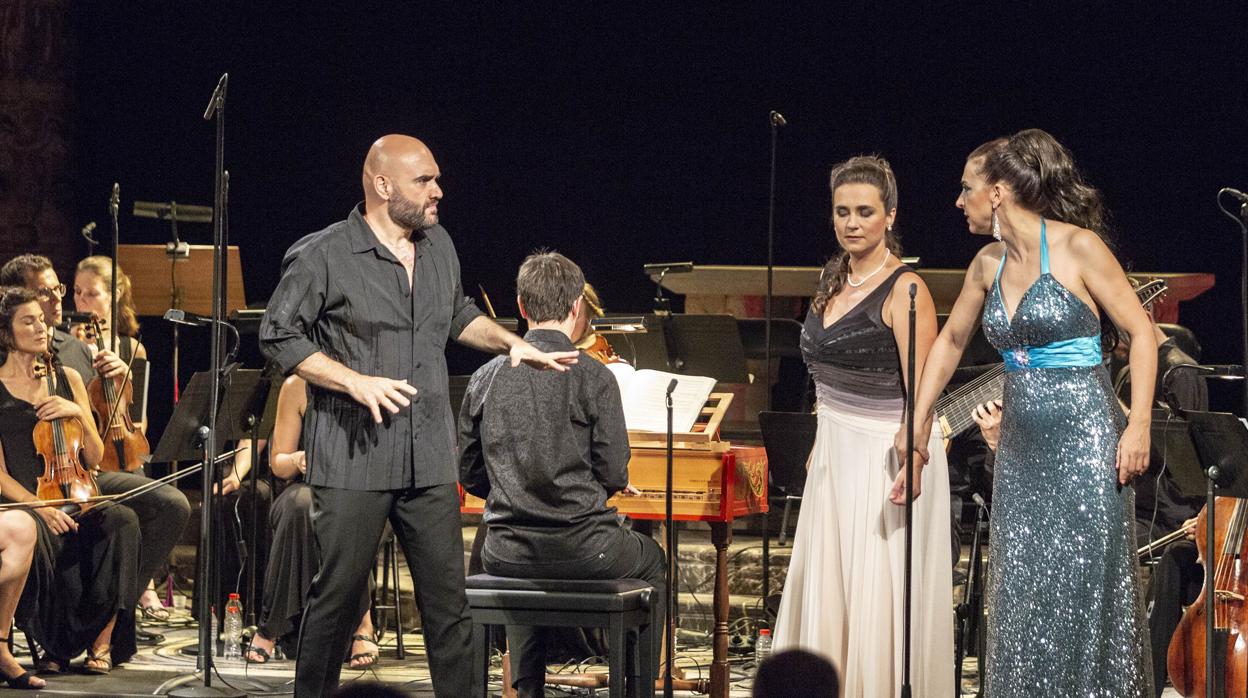 Xavier Sabata, junto a Núria Rial y Hillary Summers durante la representación