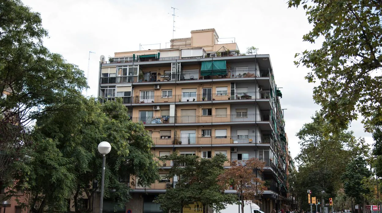 Imagen de archivo de un bloque de viviendas en Barcelona