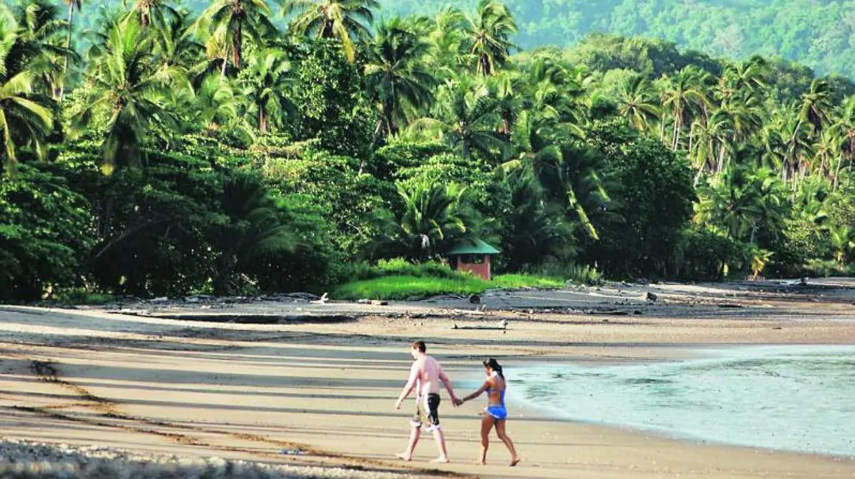Una pareja pasea por una playa en Costa Rica