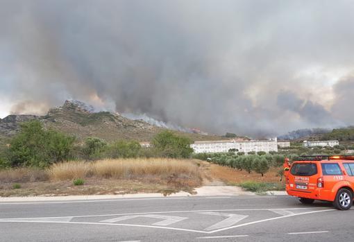 Efectivos de Emergencias en una carretera próxima el fuego