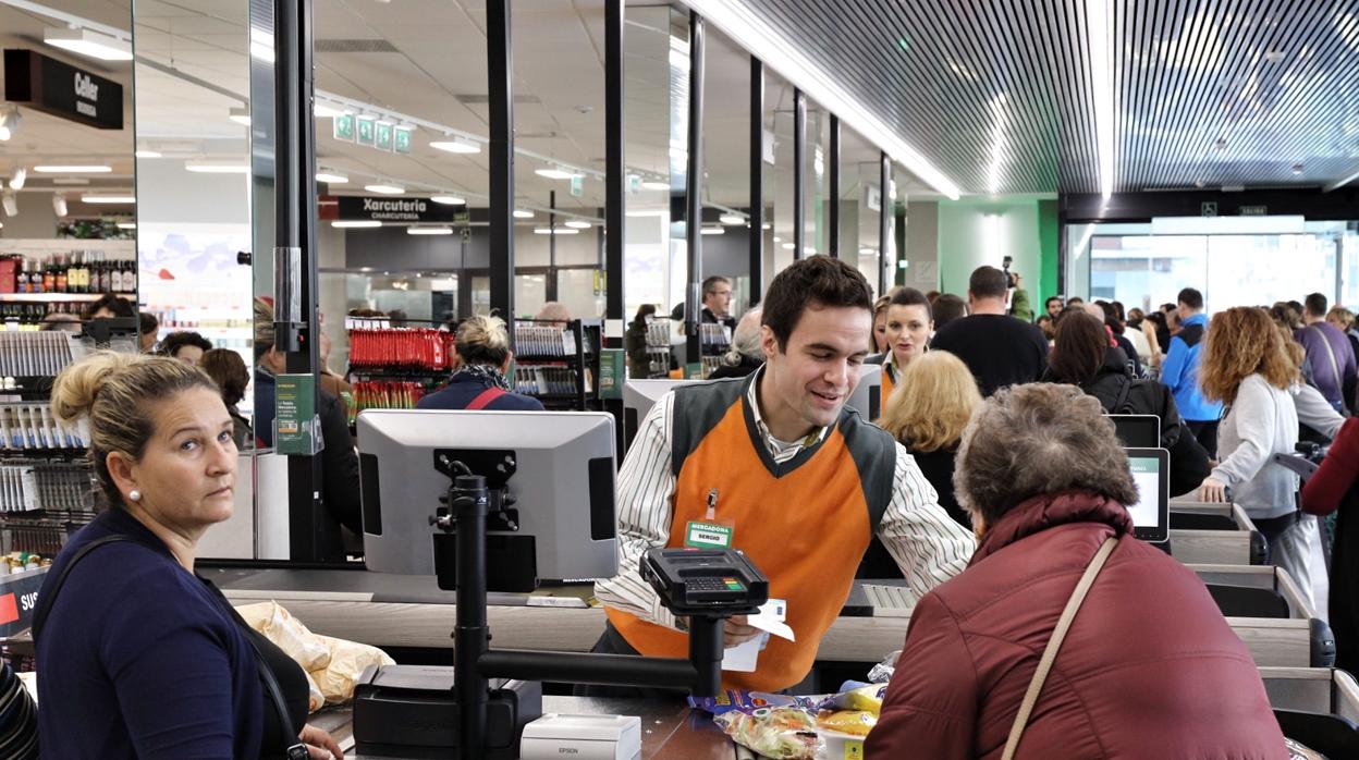 Imagen de una cliente almacenando su compra en su caro de compra