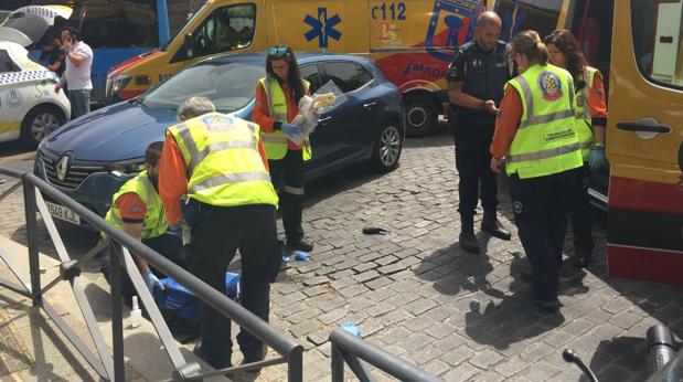 Un motorista herido grave tras impactar contra el bordillo y la valla del Paseo de la Castellana