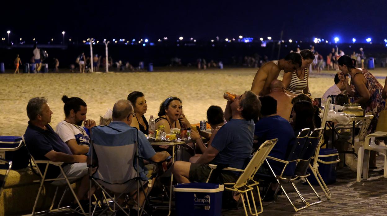 Imagen de gente cenando en la playa de La Malvarrosa por el calor, el pasado fin de semana