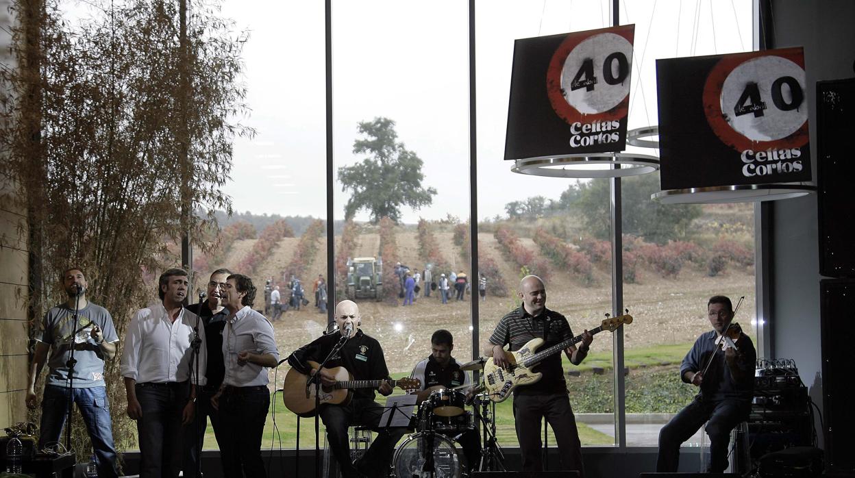 Los Celtas Cortos durante uno de sus conciertos