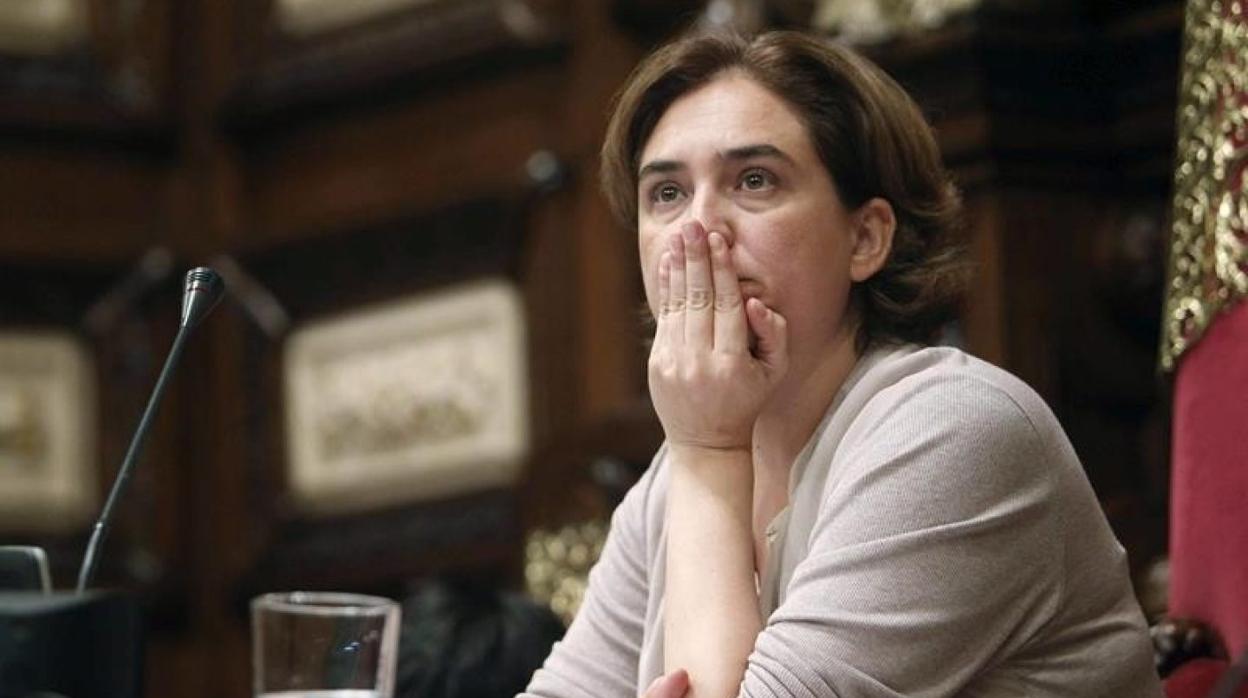 La alcaldesa de Barcelona, Ada Colau, durante una sesión del parlamento en Barcelona