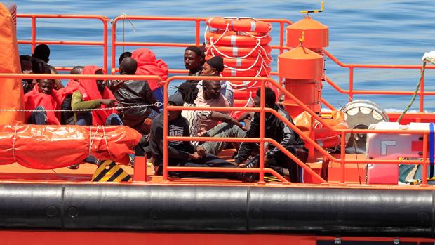 Un grupo de inmigrantes rescatados en el estrecho por Salvamento Marítimo a su llegada al puerto de Algeciras