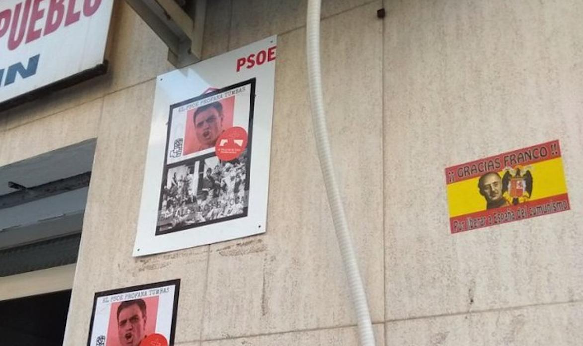 Carteles pegados en la sede del PSOE en Hellín (Albacete)