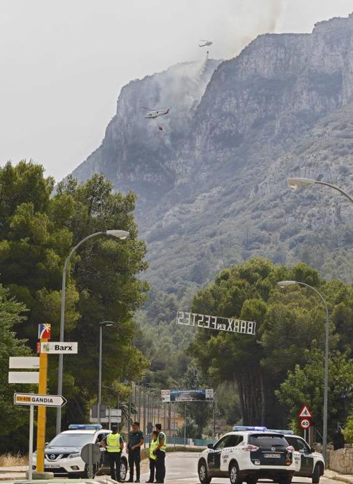 Efectivos de la Guardia Civil en una carretera cortada entre Barx y Gandia