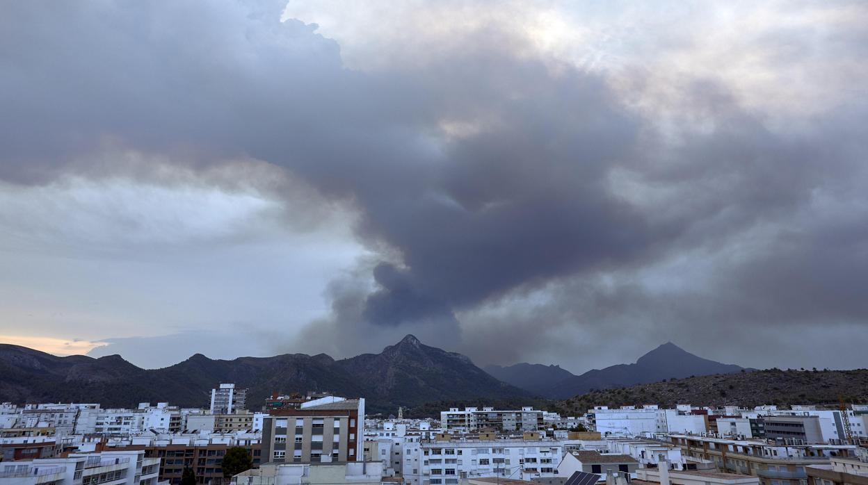 Columna de humo del incendio a los términos de Llutxent y Pinet vista desde Gandía