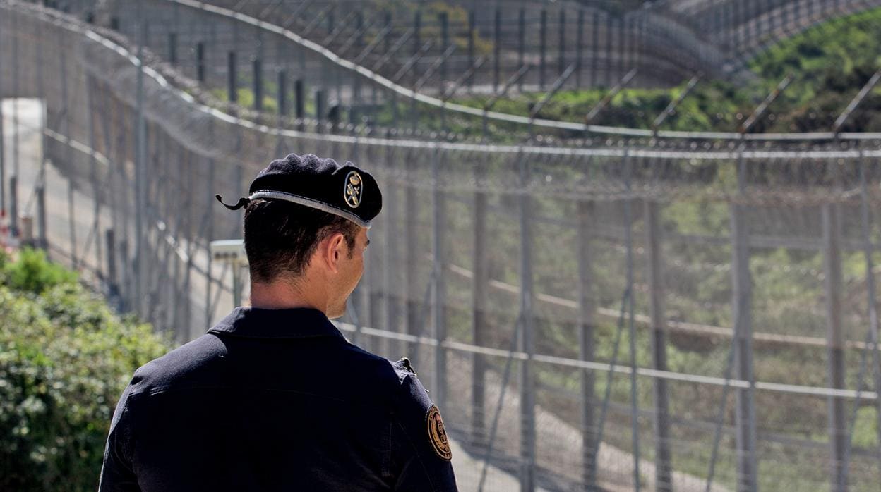 Un policía custodia la valla fonteriza de Ceuta