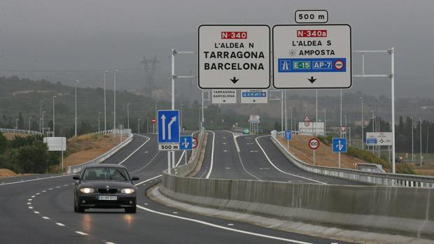 Muere el conductor de una furgoneta en un choque frontal con camión en Alcanar