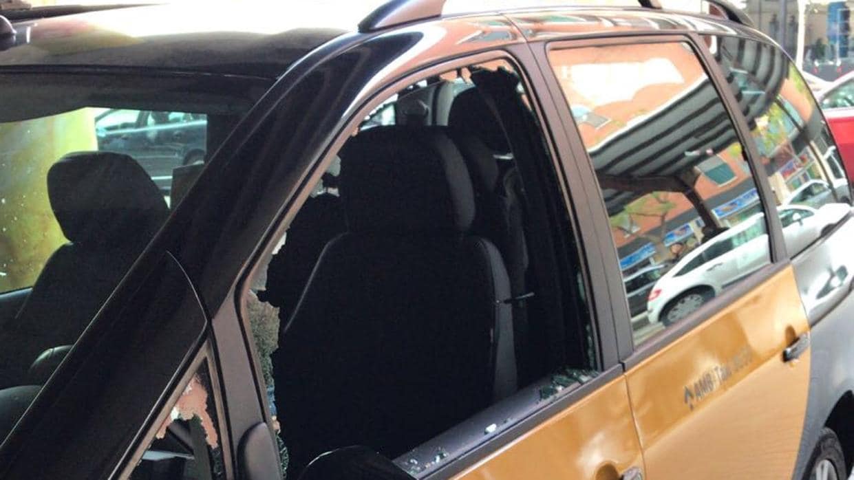Imagen de uno de los taxis atacados este miércoles en Barcelona