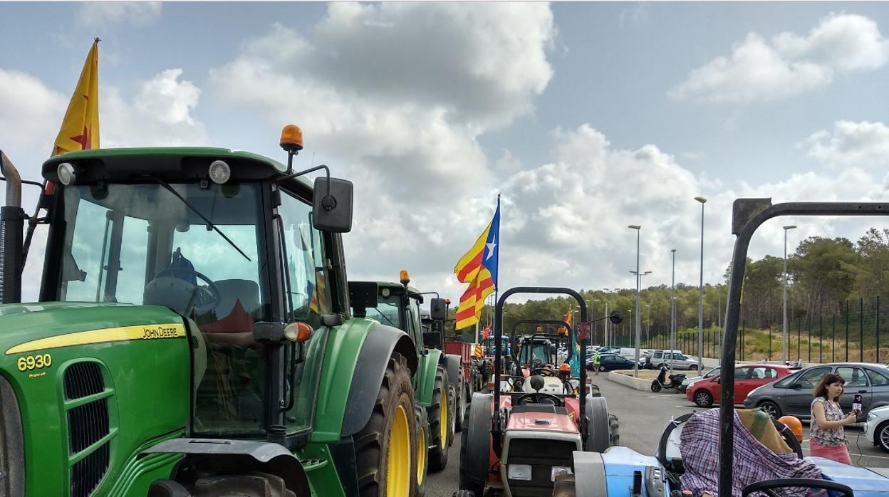 Tractores apostados a las puertas de la cárcel de Mas Enric
