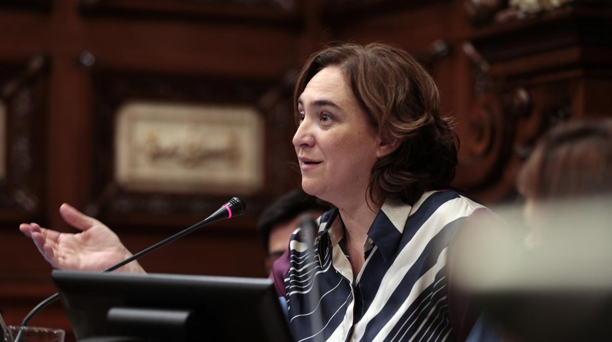 Ada Colau durante un pleno municipal extraordinario del Ayuntamiento de Barcelona