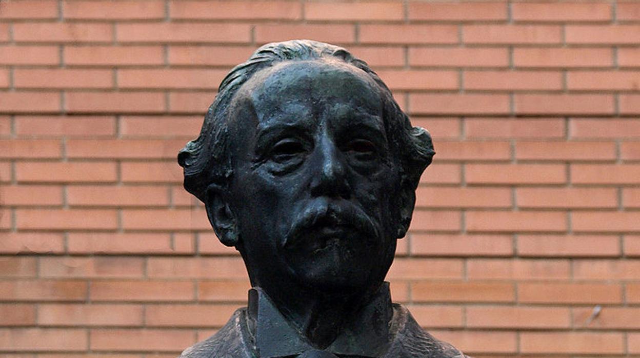 Busto de Narcís Oller en plaza que lleva el nombre del escritor catalán