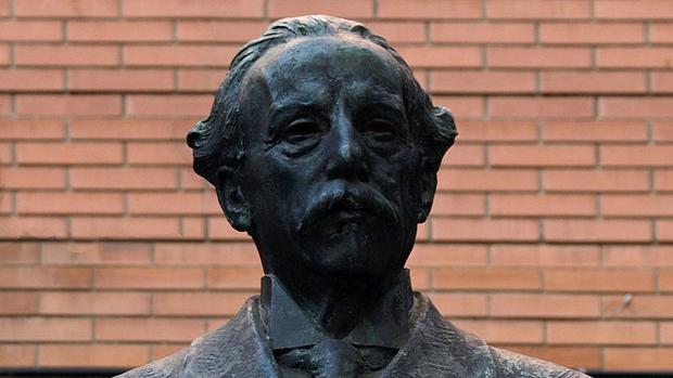 El Ayuntamiento de Barcelona denuncia el robo del busto del escritor Narcís Oller de una plaza de la ciudad