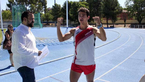 Un toledano bate el récord Guinness de «retrorunning» en 400 metros