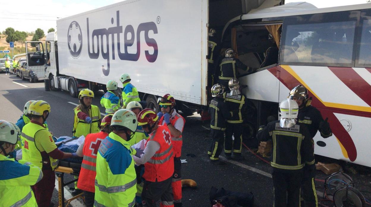 Muere un conductor de autobús tras colisionar con un camión en un accidente múltiple en la M50