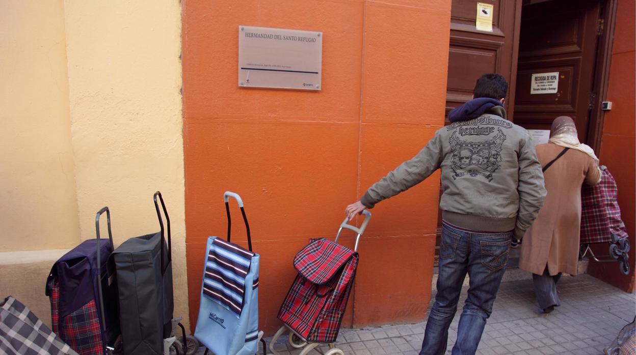 Personas sin recursos acudiendo a recoger comida a un centro asistencial de Zaragoza