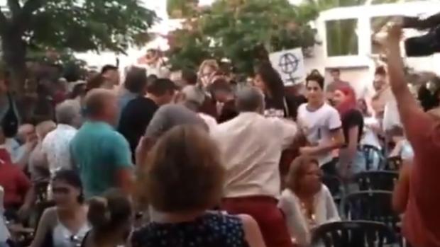 Un grupo de jóvenes separatistas y anarquistas intenta boicotear una charla de Albert Rivera en Menorca