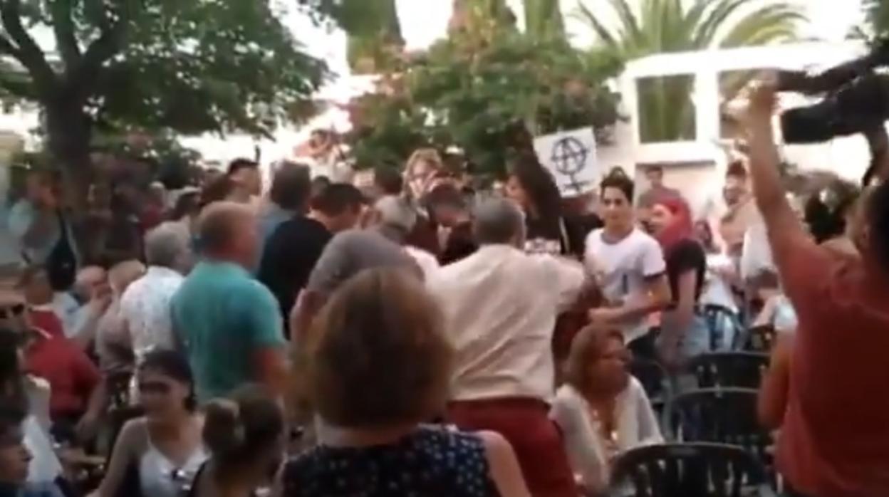 Un grupo de jóvenes separatistas y anarquistas intenta boicotear una charla de Albert Rivera en Menorca