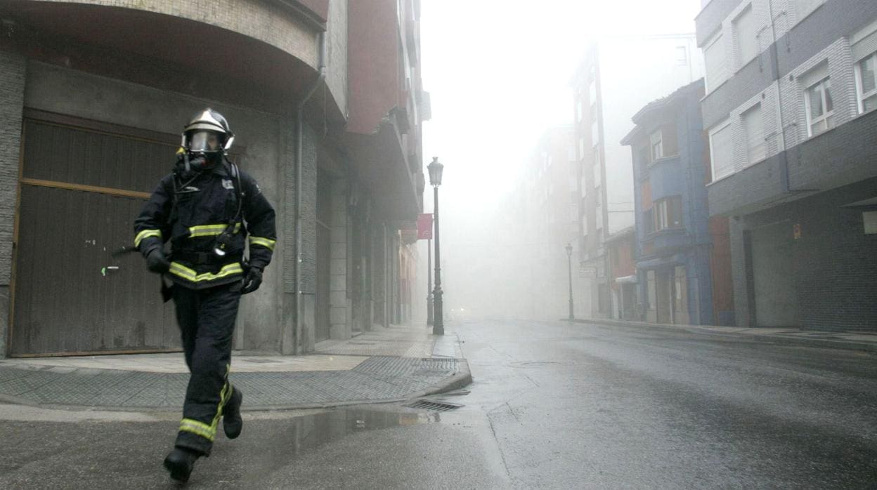 Imagen de archivo de un bombero acudiendo a sofocar un incendio