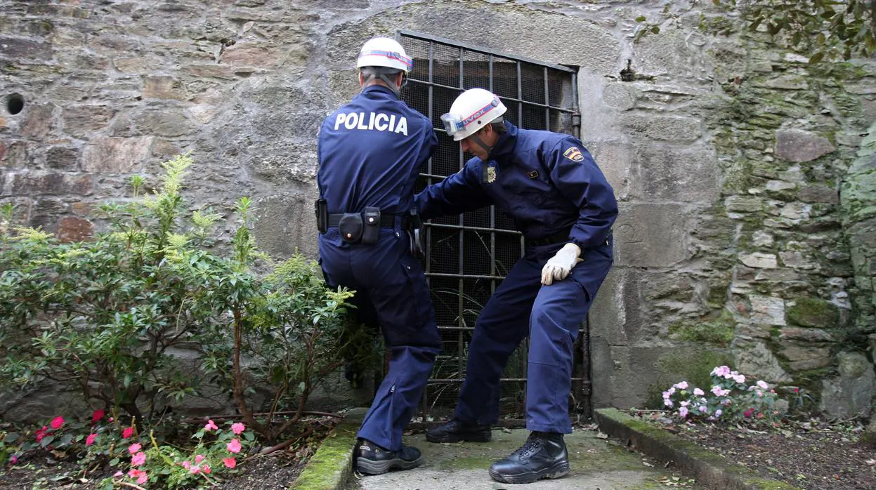 Image de archivo de dos policías llevando a cabo medidas de seguridad