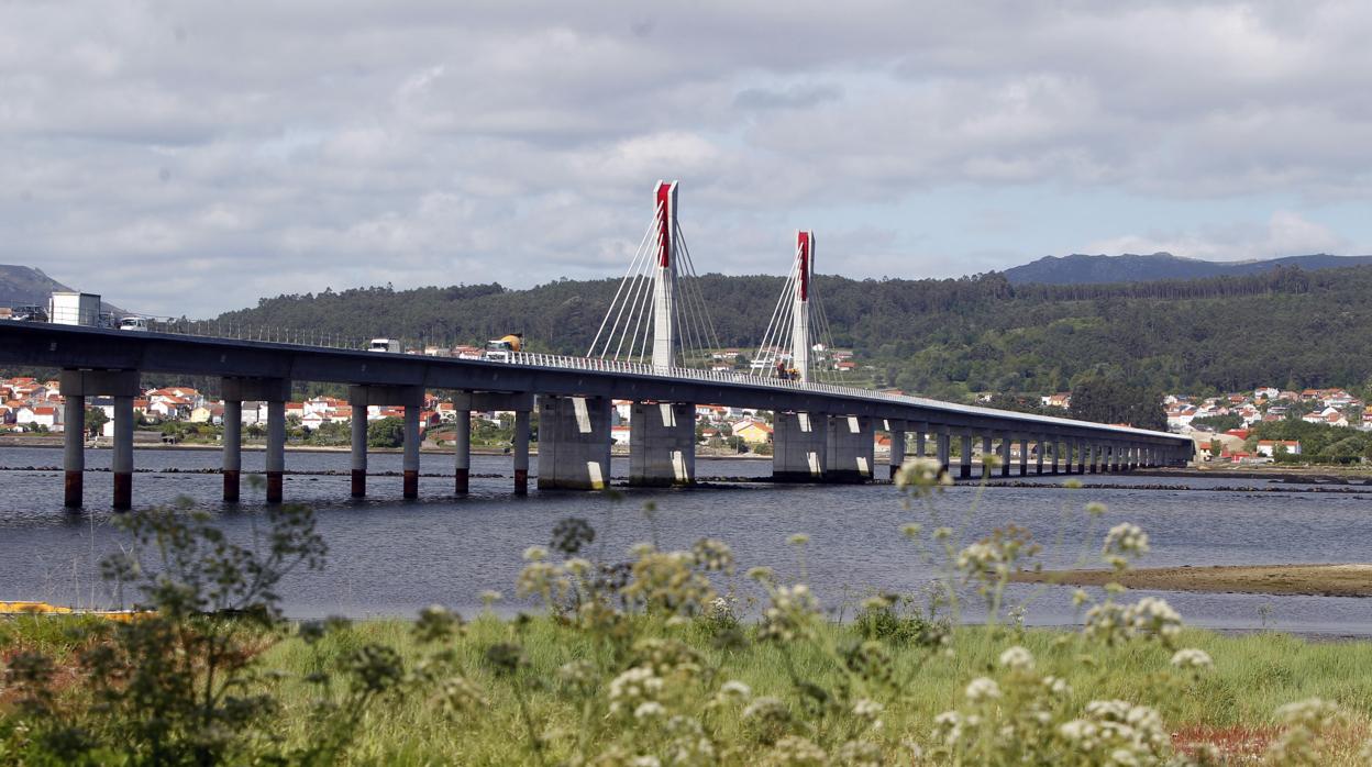 Autovía sobre la Ría de Noia