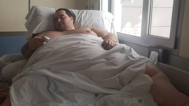 La familia de un hombre de 350 kilos denuncia que le quieran dar el alta hospitalaria por falta de medios