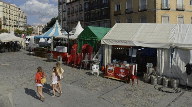 Los vecinos critican que el Ayuntamiento priorice los bares sobre la seguridad en las fiestas de La Paloma